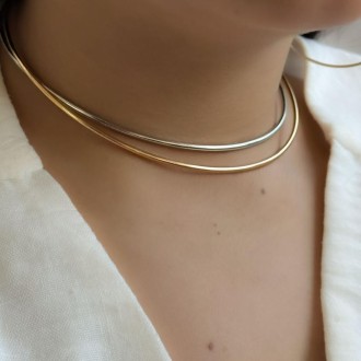 Detalhes do produto Choker rígida e Lisa, em ouro.